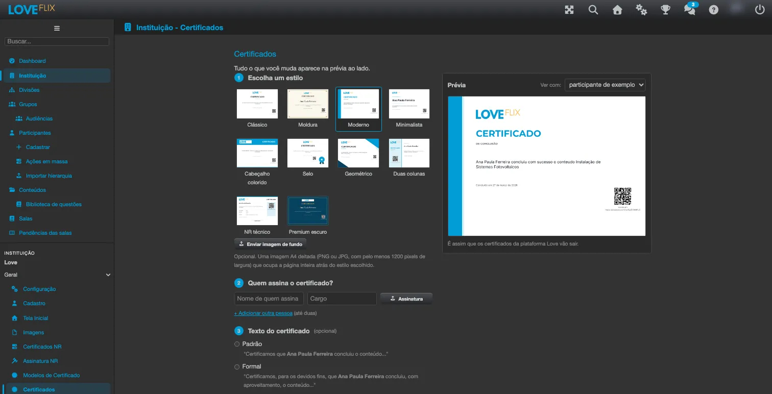 Seção Certificados no modo Simples, com os dez estilos no passo Escolha um estilo, o botão Enviar imagem de fundo, os passos Quem assina o certificado e Texto do certificado e a prévia ao lado